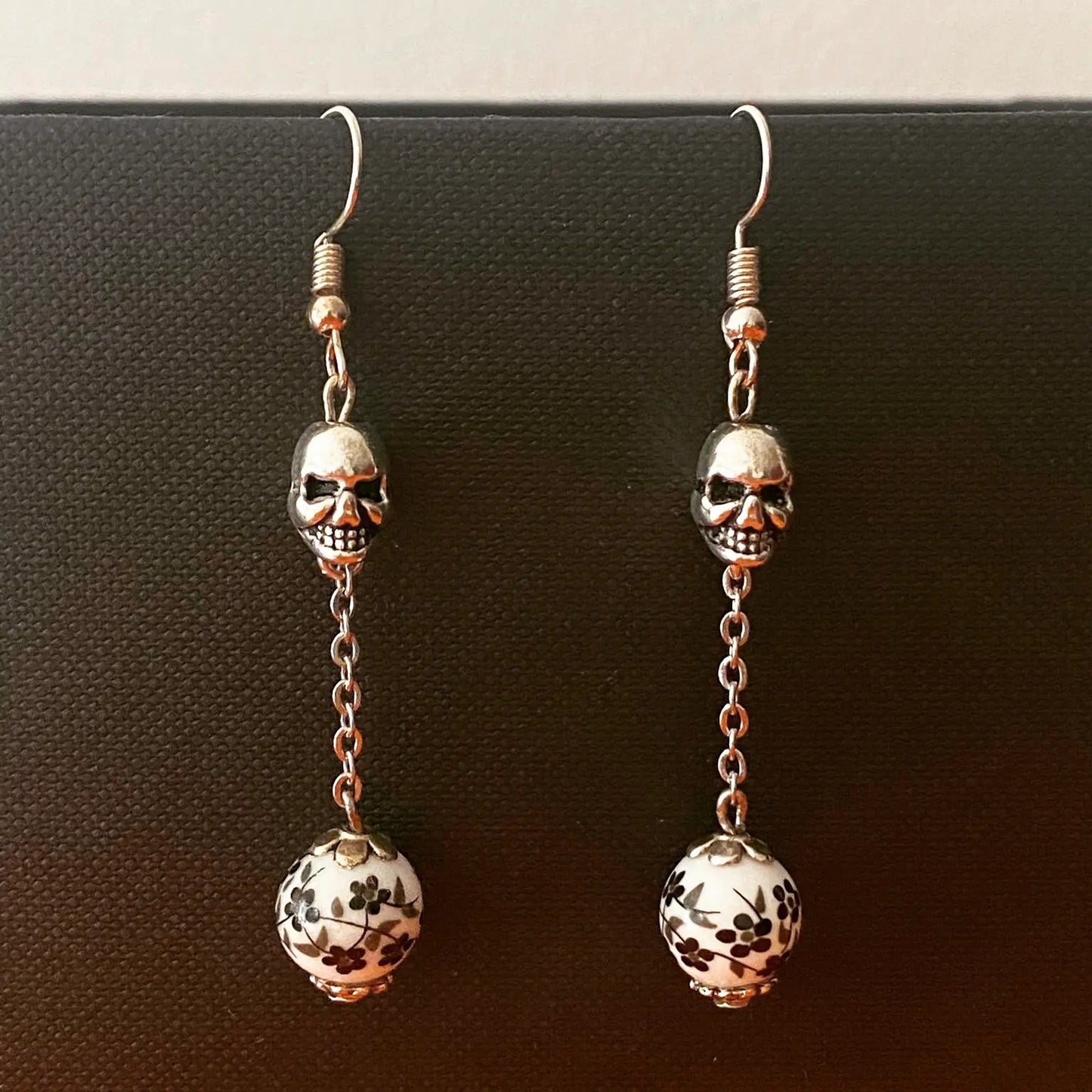 Boucles d'oreilles Tête de Mort, bijou en acier inoxydable argenté et en acrylique
