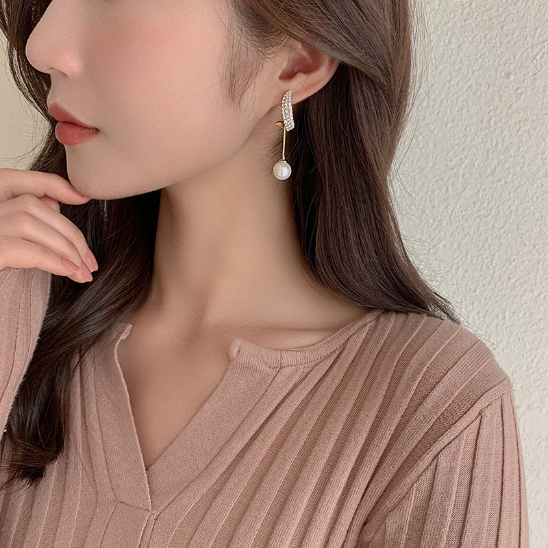 Boucles d'oreilles pendantes perles beige ivoire, bijou plaqué or et en acrylique