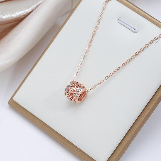 Collier pendentif exotique et ajouré, bijou en plaqué or rose et en zircons naturels