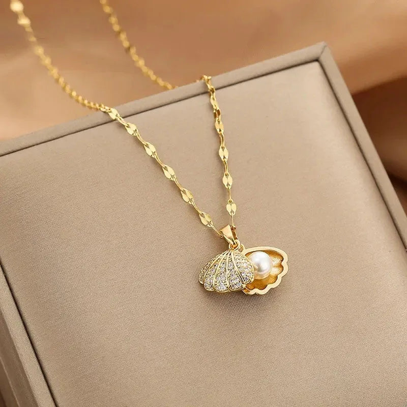 Collier Coquillage et perle, bijou en acier inoxydable doré, acrylique et zircons naturels