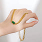 Collier avec cristal vert émeraude, bijou en acier inoxydable plaqué or et en cristal