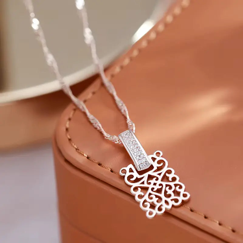 Collier avec motif d'arabesques et zircons, bijou en plaqué or rose 585 (14 carats) et en zircons naturels
