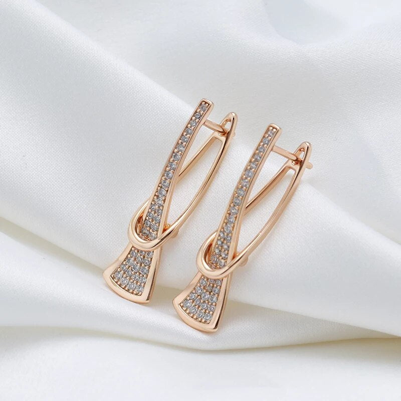 Boucles d'oreilles Pavés de zircons & courbes élégantes, bijou en plaqué or 585 (14 carats) et en zircons naturels