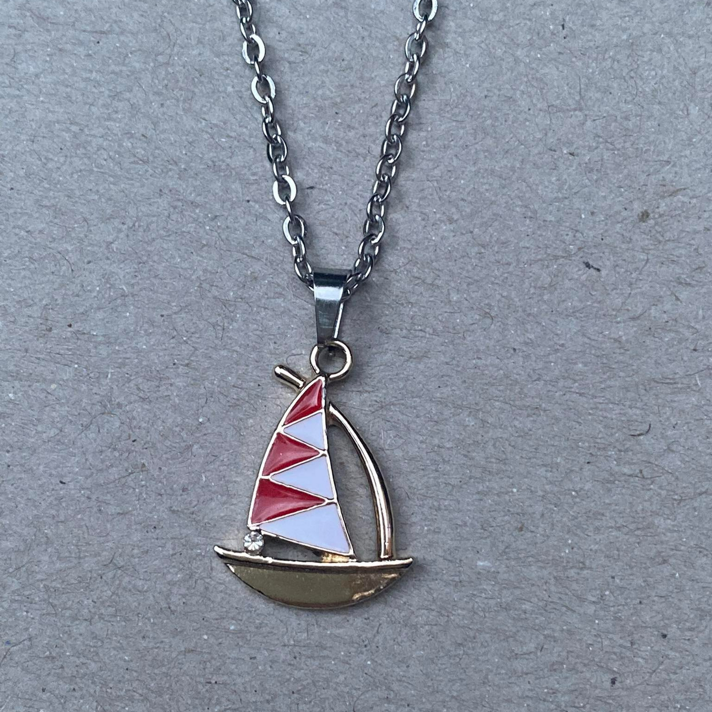 Collier pendentif bateau rose et blanc, bijou en acier inoxydable et en émail